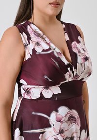 Blumenmusterkleid aus tiefburgunder Satin mit V-Ausschnitt. Merkmale sind weiße und rosa Blumenmuster sowie ein taillierter Oberteil und ein fließender Rock.