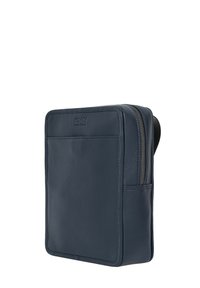 Granatowa skórzana torba o prostokątnym kształcie, z suwakiem po boku i gładką teksturą. Dyskretne logo wytłoczone z przodu.