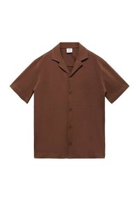 Camisa marrón de manga corta hecha de tela lisa. Presenta un cuello con muesca, un bolsillo en el pecho y cierre frontal con botones.