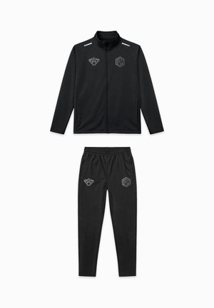 Schwarzer sportlicher Trainingsanzug mit Reißverschlussjacke und elastischer Bundhose, mit kleinen geometrischen und tierischen Logodesigns auf der Brust und am Oberschenkel.