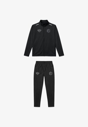 Schwarzer sportlicher Trainingsanzug mit Reißverschlussjacke und elastischer Bundhose, mit kleinen geometrischen und tierischen Logodesigns auf der Brust und am Oberschenkel.