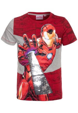Camiseta roja y gris con un gráfico de Iron Man, lentejuelas y fondo con patrón de cómic. Manga corta, diseño de cuello redondo.