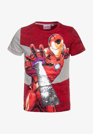 Rood-grijs T-shirt met een Iron Man-graphic, pailletten en een achtergrond met stripboekpatroon. Korte mouwen, ronde hals.