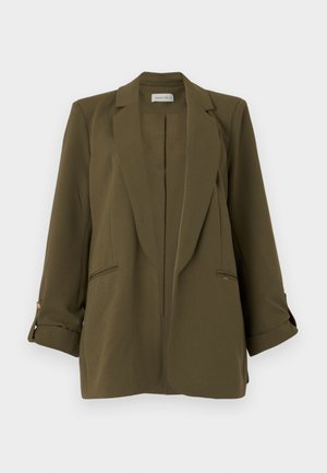 Olivengrønn damesblazer med hakkekløyper, lange ermer rullet opp med knapplukking, to forkantspasser og rett kant.