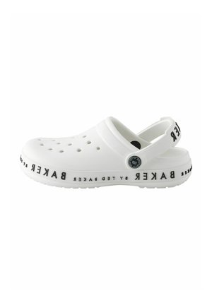 Weiße Clogs mit Aussparungen, Fersenriemen und einem schwarzen Logoband mit der Aufschrift "BAKER". Hergestellt aus leichtem Material mit einer strukturierten Sohle.