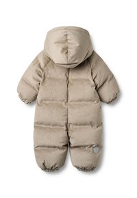 Beżowy, pikowany kombinezon zimowy dla niemowląt z kapturem, prążkowaną fakturą, elastycznymi mankietami i subtelną naszywką z logo na nogawce. Ocieplany dla zapewnienia ciepła.