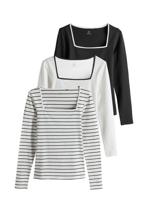 Trois hauts pour femmes à manches longues avec des encolures carrées : un noir avec un liseré blanc, un blanc avec un liseré noir et un blanc avec des rayures noires.