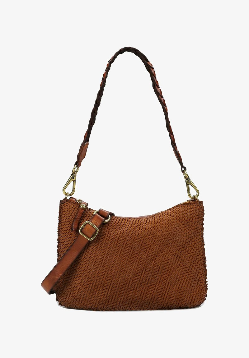 Sac à main en cuir tressé marron avec une bandoulière tressée et une bandoulière ajustable en travers du corps. Dispose de ferrures ton or et d'une surface texturée.