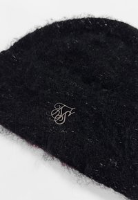 Berretto lavorato a maglia nero realizzato in morbida lana, con una superficie texture e un piccolo logo in argento.