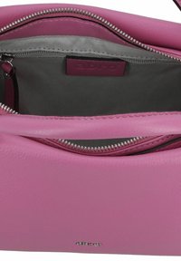 Borsa a mano in pelle rosa con una texture liscia, dotata di chiusura con zip e rivestimento in tessuto grigio. Include un'etichetta interna e un compartimento.