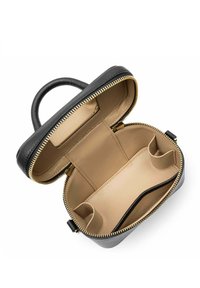 Borsa in pelle nera texturizzata con una cerniera dorata. L'interno ha una fodera color beige, comprensiva di scomparti per l'organizzazione e uno spazio per le carte.