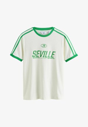 Witte T-shirt met groene accentueringen, voorzien van grafische elementen "SEVILLE" en "79". Korte mouwen en een geribbelde ronde hals met strepen.