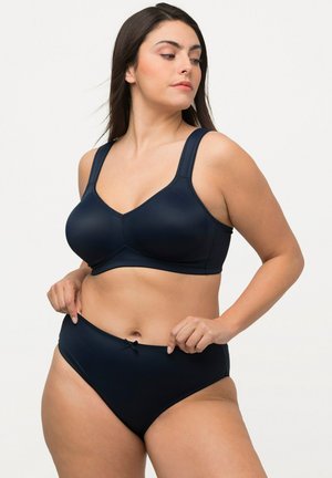 Navy blue biustonosz i zestaw wysoko-taliowych fig wykonany z gładkiego materiału, z szerokimi ramiączkami i małą kokardką na pasku w talii.