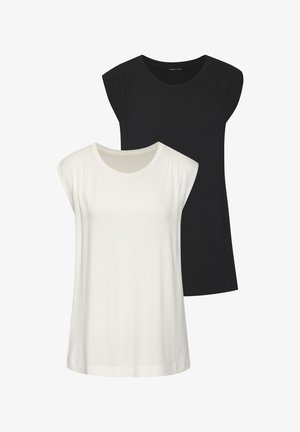 Dve majice, ena bela in ena črna. Obe imata kratke rokave in zaobljen izrez, izdelani so iz mehke tkanine z diskretnimi nabiranji na ramenskih delih.