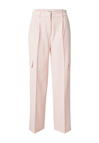 Helle rosa maßgeschneiderte Hose mit geradem Bein, mit Falten an der Vorderseite und seitlichen Cargo-Taschen. Aus glattem Stoff gefertigt.