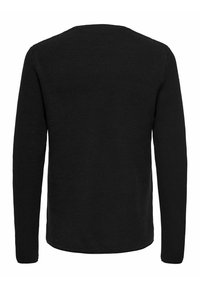 Schwarzer Pullover mit langen Ärmeln und strukturiertem Strickdesign, rundem Halsausschnitt und lockerem Schnitt. Keine sichtbaren Muster oder Akzente.