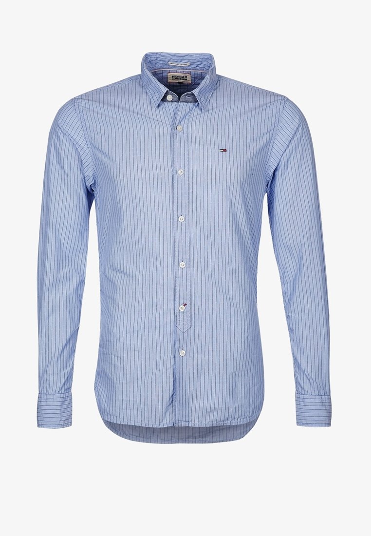 Chemise bleu clair à manches longues, boutonnée, avec de fines rayures verticales foncées et un petit logo brodé sur la poitrine.