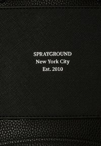 La mochila negra presenta un tejido texturizado y acentos de cuero suave. En el frente se muestra "SPRAYGROUND", "New York City" y "Est. 2010" en texto blanco.