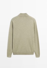 Lys grøn strikket trøje med krave, lange ærmer og ribbede ærmer. Glat tekstur og minimalistisk design. Vist bagfra.