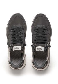 Scarpe sportive nere con tomaia liscia, lacci scuri e suola imbottita; presenta un logo sulla linguetta e un motivo testurizzato sull'interno.