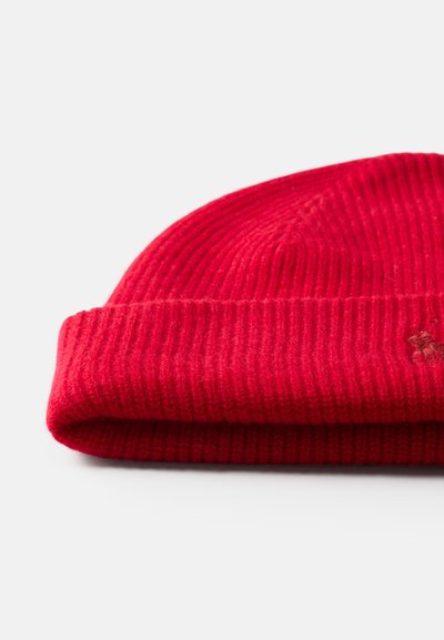 Căciulă tricotată roșie, cu o textură în dungi și o margine pliată. Include detalii subtile cu logo pe lateral. Material moale și cald.