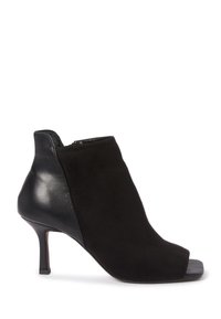 Stivaletto nero con una combinazione di camoscio e pelle, design open toe, tacco alto e silhouette slanciata. Zip sul retro.