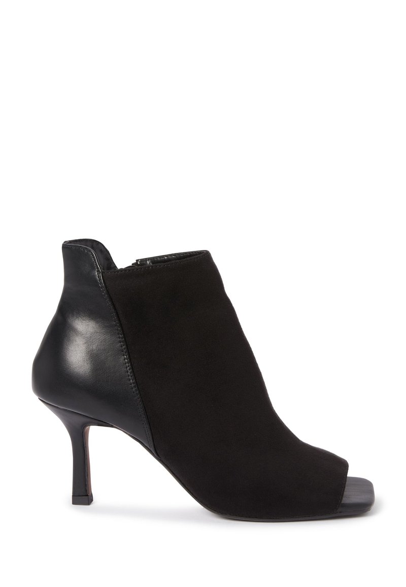 Stivaletto nero con una combinazione di camoscio e pelle, design open toe, tacco alto e silhouette slanciata. Zip sul retro.