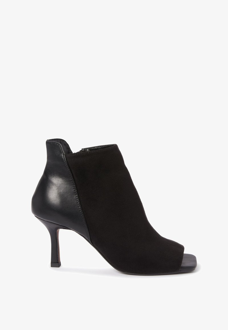 Stivaletto nero con una combinazione di camoscio e pelle, design open toe, tacco alto e silhouette slanciata. Zip sul retro.