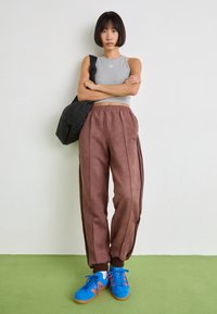 adidas Originals HAMBURG - Sporta apavi - bluebird/solar orange/gum