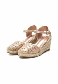 Sandalias de cuña metálica rosa con diseño floral perforado, ribete de yute tipo espadrille, correa alrededor del tobillo con hebilla ajustable y plantilla suave.