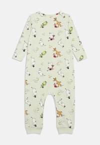 Langermet jumpsuit i lys grønn stoff med et fargerikt mønster av animerte figurer, stjerner og måner. Mansjetter ved anklene og halsen.