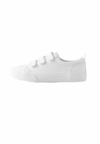 Vit sneaker med en slät syntetisk överdel, tre kardborreband, gummisula, rund tå och texturerad gummitäcka på tån.