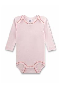 Lichtroze lange mouwen babypakje met drukknoopjes aan de onderkant en subtiele rode stiksels langs de randen en de halslijn.
