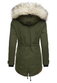Parka verde oliva con capucha forrada de piel sintética, cintura con cordón y puños acanalados negros. Presenta un cierre con cremallera y detalles decorativos.