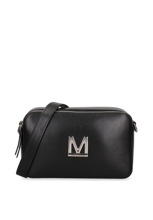 Zwart rechthoekig leren crossbodytas met zilveren ritssluiting en groot zilveren "M"-logo op het midden van de voorkant.