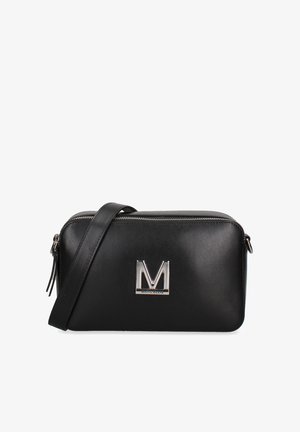 Zwart rechthoekig leren crossbodytas met zilveren ritssluiting en groot zilveren "M"-logo op het midden van de voorkant.