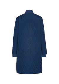 Námořnický prošívaný kabát s vysokým límcem, dlouhými rukávy a diamantovým vzorem. Žebrované manžety a spodní lem pro zvýšení textury a přiléhavosti.