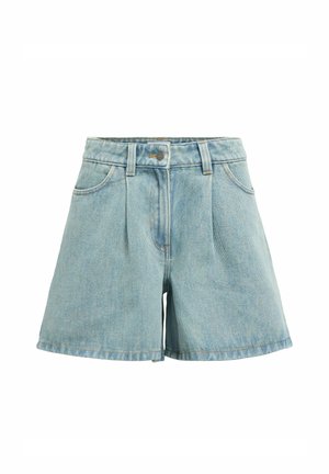 Shorts en denim bleu clair à taille haute avec plis à l'avant, passants pour ceinture, fermeture à bouton et poches avant, sur fond blanc.
