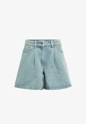 Shorts en denim bleu clair à taille haute avec plis à l'avant, passants pour ceinture, fermeture à bouton et poches avant, sur fond blanc.