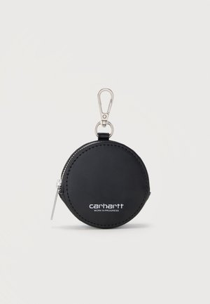 Zwarte ronde etui met ritssluiting en zilveren sleutelhangerclip, wit Carhartt Work In Progress-logo aan de voorkant.