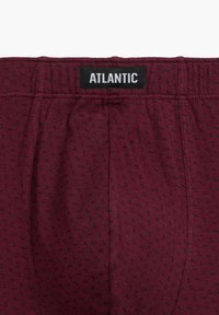 Bordowe bokserki z pikowanym wzorem, z elastycznym paskiem w talii i czarną metką z napisem "ATLANTIC."