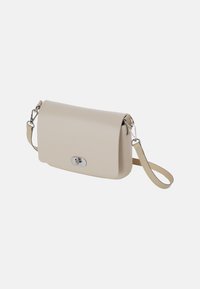 Borsa a tracolla rettangolare beige con esterno in pelle liscia, finiture in argento e tracolla removibile. Presenta una chiusura a pattina.