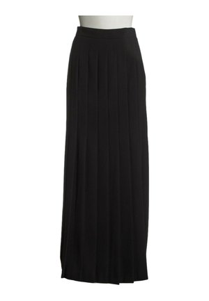 Jupe maxi plissée noire taille haute avec une ceinture ajustée, présentée sur un buste de mannequin blanc sur un fond uni.