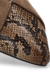 Zapato de punta afilada con textura de piel de serpiente marrón y negra y ribete de ante marrón suave.