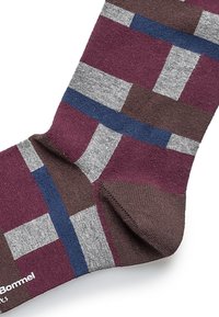 Bordeauxrote, graue und blaue gemusterte Socke mit geometrischem Design. Weicher Stoff, gerippter Bund und Markenlogo am Knöchel.