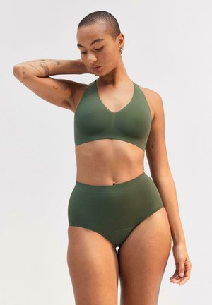 Olivgrünes Activewear-Set mit einem Bralette mit V-Ausschnitt und hochgeschnittenem Slip, gefertigt aus einem glatten, dehnbaren Material.