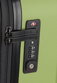 Valigia rigida verde Gabol con superficie testurizzata, zip nere e combinazione di serratura con punto di accesso per chiave.