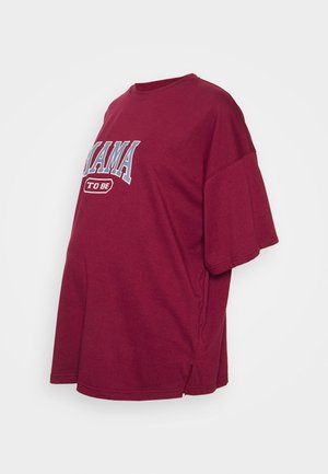 Bordowa koszulka ciążowa z krótkim rękawem i napisem "MAMA W CIĄŻY" na przodzie, przedstawiona na białym tle.