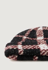 Čiapka z pleteniny v čiernej, červenej a bielej kockovanej vzore. Texturovaný materiál s jemne chĺpkovým povrchom. Složený lem, zakrivený vrch.