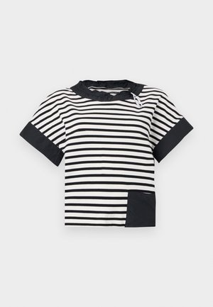 Sort og hvid kortærmet trøje med vandrette striber, sorte manchetter, en sort krave med snøre og en sort brystlomme.